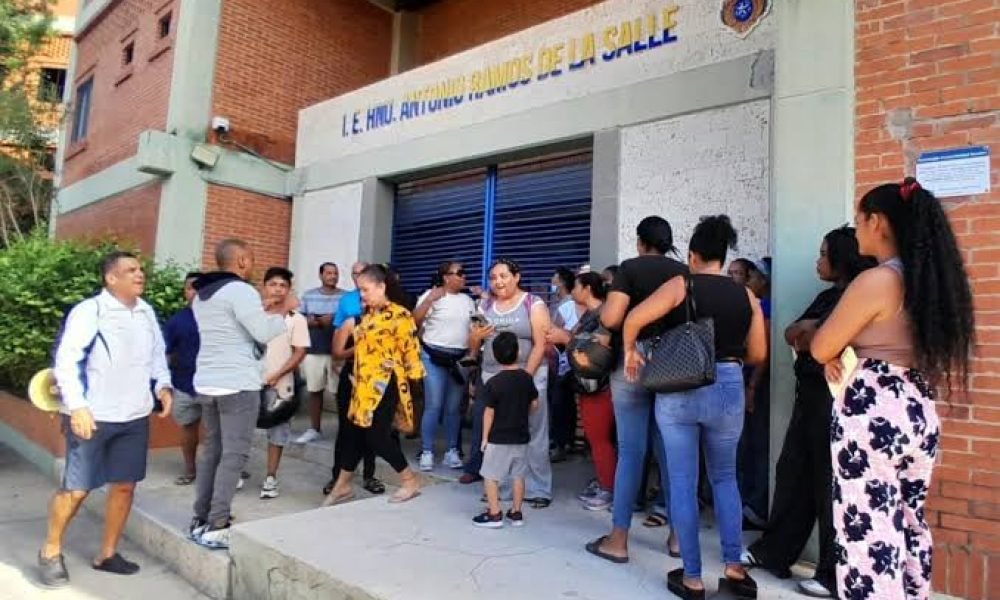«Mi hija duro dos horas sin asistencia medica en la institución»: Madre de niña que perdió dos dedos en el colegio la salle