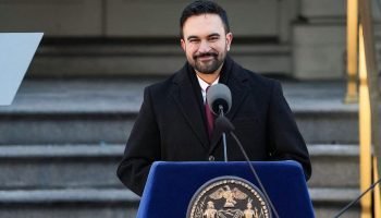 “Esta es mi comida favorita”: alcalde de Nueva York hizo una parada para disfrutar un pandebono y agua de panela en una panadería colombiana