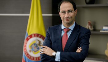 “Debemos apoyar a los pequeños negocios”: vicepresidente de Colombia rompió por unos minutos su protocolo de seguridad para comprar una oblea de $3.500