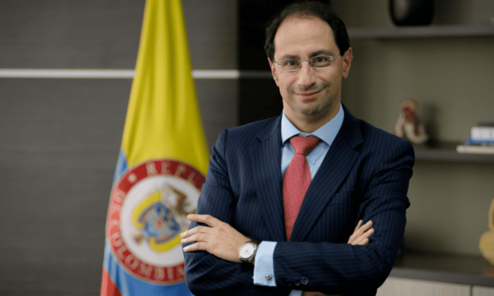 “Debemos apoyar a los pequeños negocios”: vicepresidente de Colombia rompió por unos minutos su protocolo de seguridad para comprar una oblea de $3.500