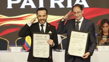 El ultraderechista Abelardo de la Espriella (i) reacciona este jueves, junto a su fórmula vicepresidencial, José Manuel Restrepo, durante la entrega por parte del Consejo Nacional Electoral (CNE) de su credencial como presidente electo de Colombia tras ganar la segunda vuelta de las elecciones en Bogotá (Colombia). EFE/ Mauricio Dueñas Castañeda