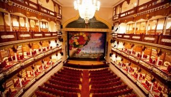 Este es el mitico teatro enCartagena que surgió de unaucapilla en ruinas y hoy es unmonumento a nivel nacional