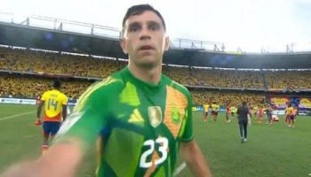 ¿Mal perdedor? Dibu Martínez golpeó una cámara tras derrota de Argentina ante Colombia