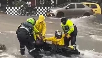 Policías evitaron que un hombre fuera arrastrado por la corriente en Barranquilla